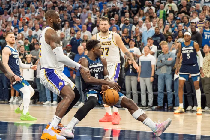 NBA直播詹姆斯质疑争议判罚 湖人1-3落后陷绝境