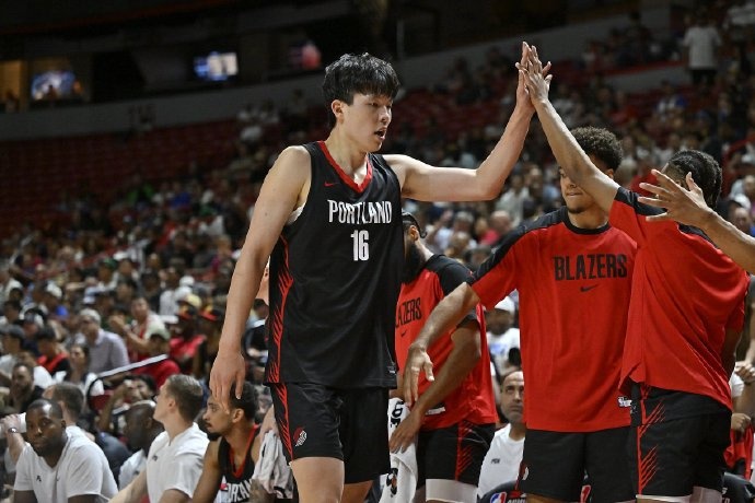 杨瀚森夏联收视率超季后赛：中国篮球新星的影响力